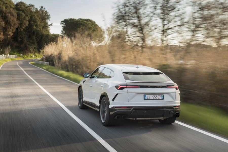  Lamborghini Urus Shiny Black Package 2018 года  (фото 10 из 40)
